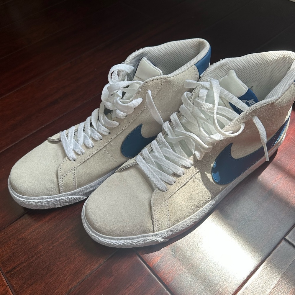 Nike blazers men’s size 11.5. White base with a blue swoosh.